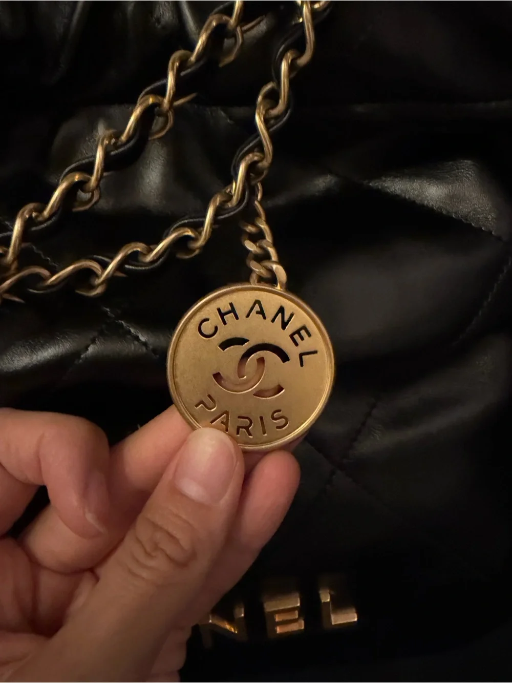 CHANEL 22 Black Quilted Calfskin handbag